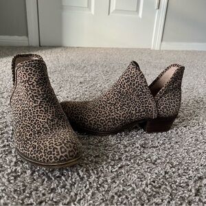 EUC Women's Lucky Brand Booties size 6 1/2 in Leopard Print